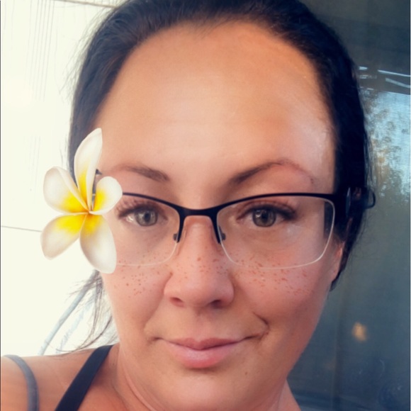 Meet your Posher, April - Picture 2 of 2